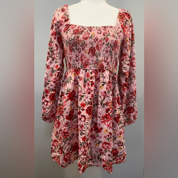 Old Navy Dresses & Skirts - Floral Pink Smocked Dress
